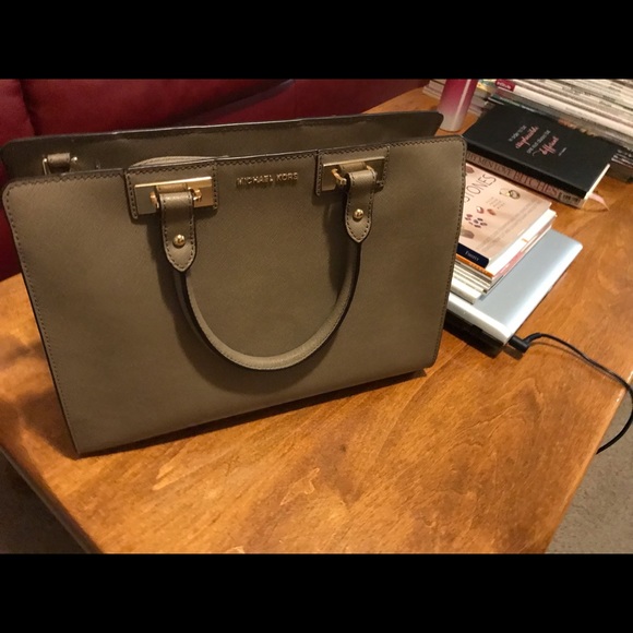 Michael Kors bag✅ ALMOST NEW ‼️ - Picture 2 of 5